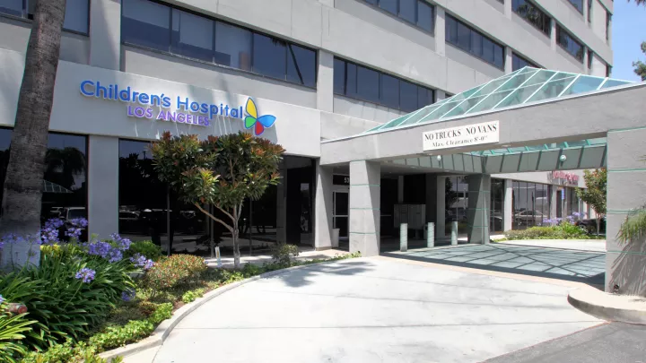 Image of the entrance to the Encino Specialty Care Center building.