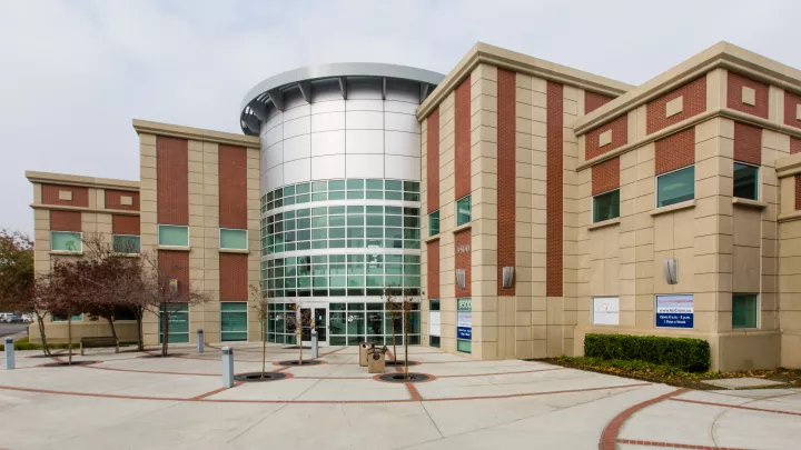 Image of the front entrance of the Bakersfield Specialty Care Center Building.