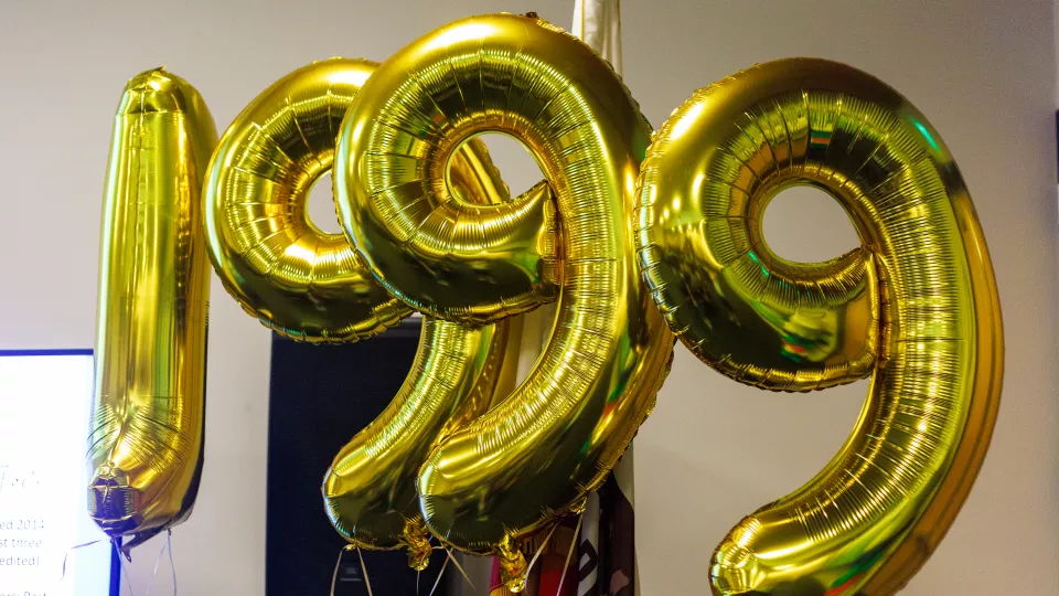 Gold number-shaped balloons that read "1999."