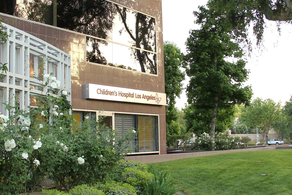 Image of the front entrance to the Valencia Specialty Care Center.